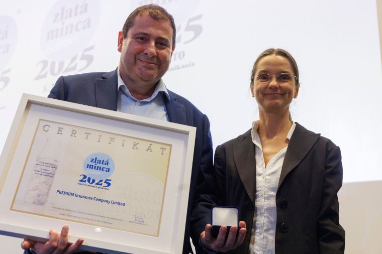 Milan Holinďák z PREMIUM Poisťovne hrdo drží certifikát z ocenenia Zlatá minca 2025.